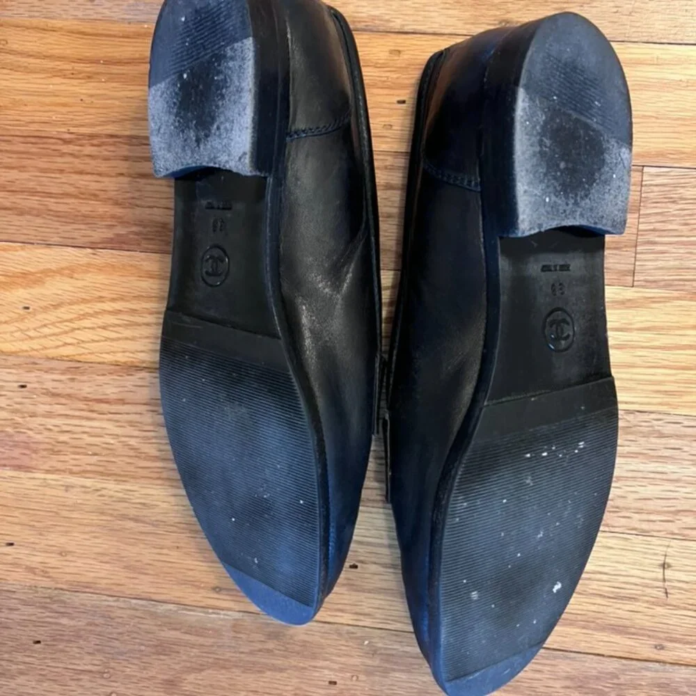 CHANEL Black Leather Loafers with Gold Accent - Picture 4 of 4